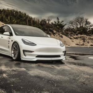 美国特斯拉MODEL 3改装舞仕刚柔汽车功放